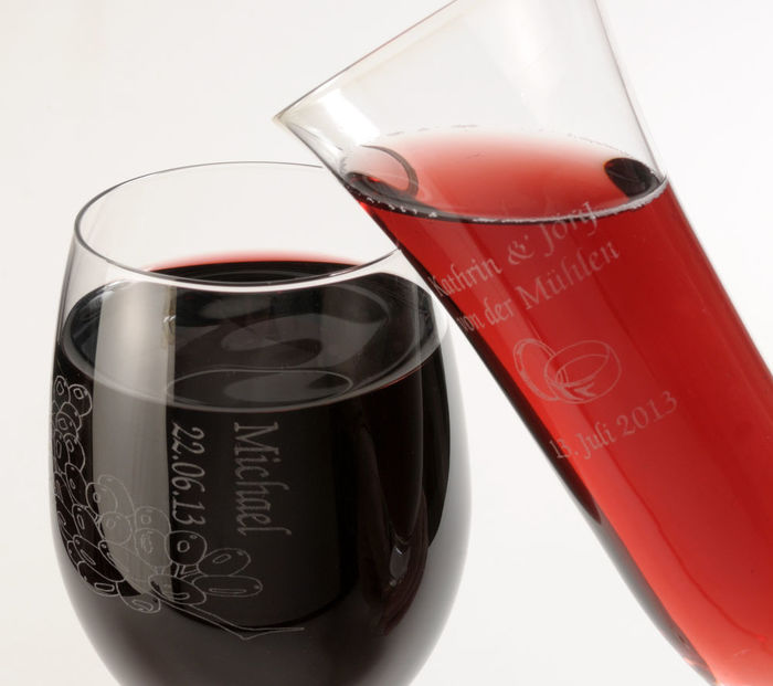 Gravierte Weingläser gefüllt mit rotem Wein